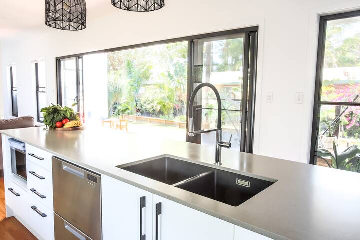 Rosewood Beach House *NEW POOL* gallery image 4