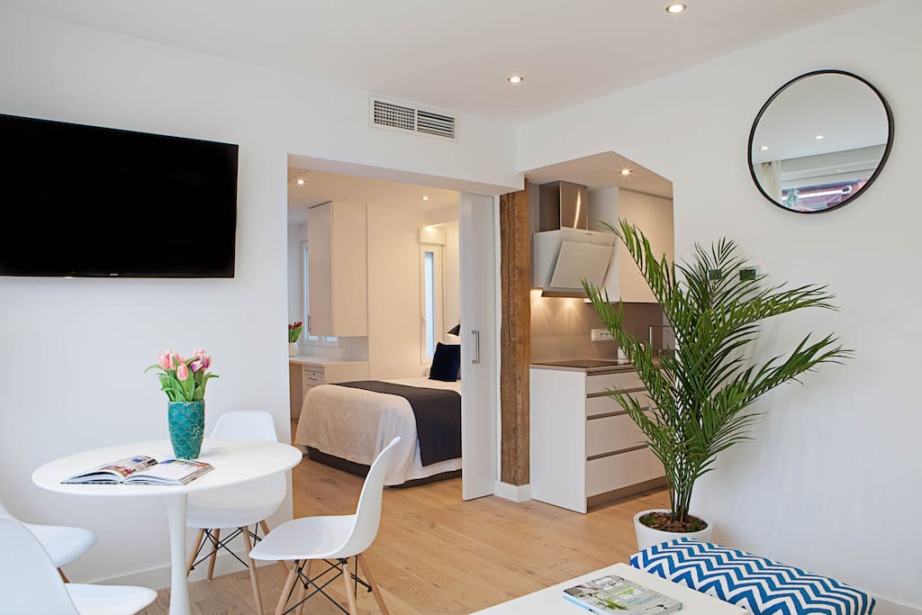 Living room and dining room for 4 people.