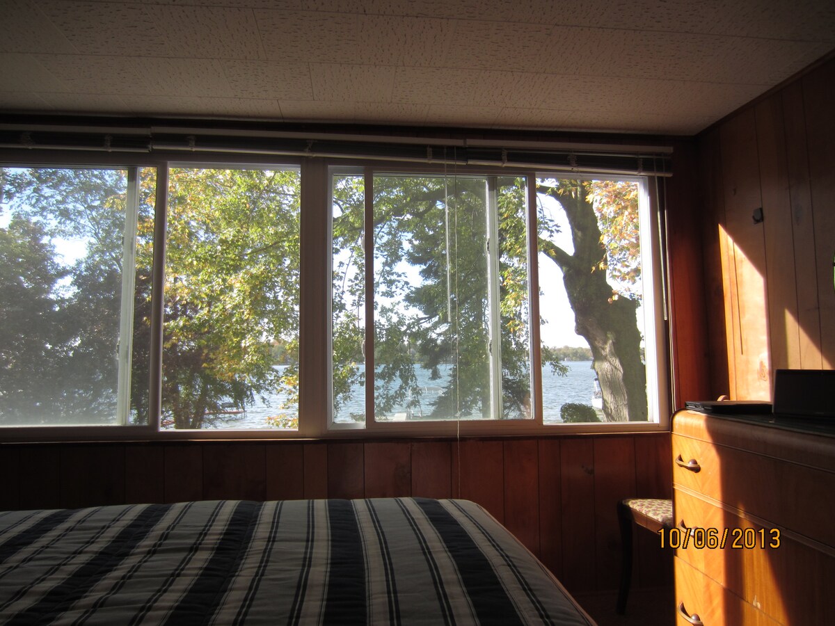 วิวทะเลสาบจากห้องนอนใหญ่