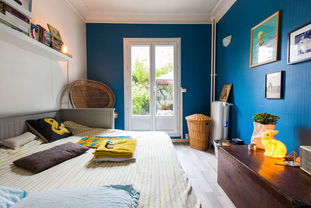 Sur le lit, serviettes et gel douche que je laisse toujours à disposition pour les guests