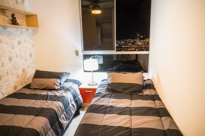 dhomë teke me dy krevate