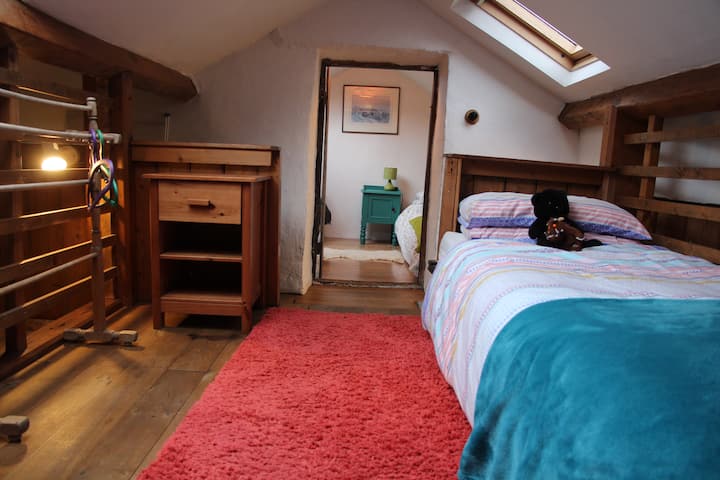 Na poschodí crog loftová spálňa s manželskou posteľou a medziposchodovým spaním je  vypnutá