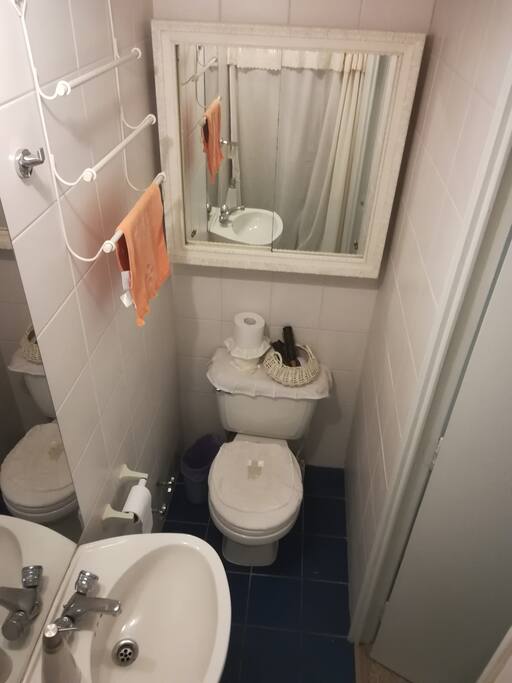Baño de pieza de camas singles