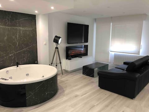 Black and White “Plaza” Suite with Jacuzzi