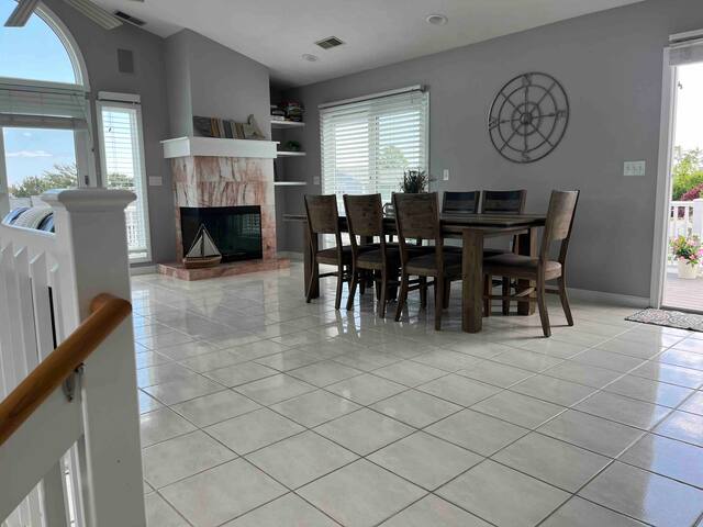 Sun splashed 6 bedroom short walk to the beach! gallery image 4