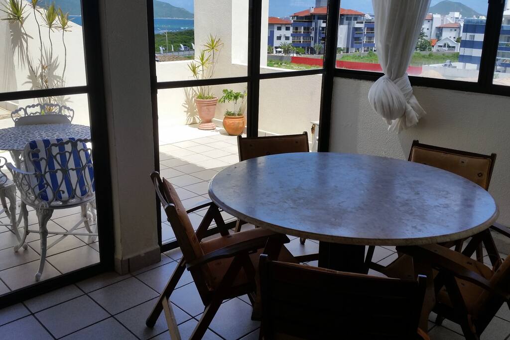 Sala de refeições com vista para o mar.