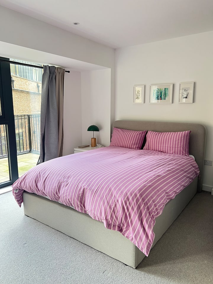 Soveværelse, Simba-kingsize-dobbeltseng – superbehagelig seng, hvis du elsker en god, dyb søvn.