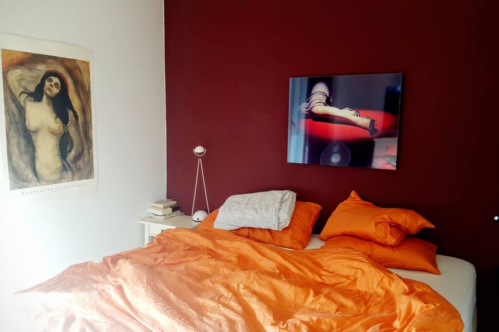 King size bed, very comfortable - big screen TV
