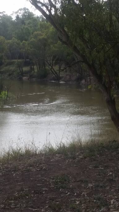 The Goulburn River runs beside and behind the property.