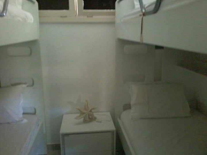 غرفة نوم بسريرين بطابقين (4 أسرّة)