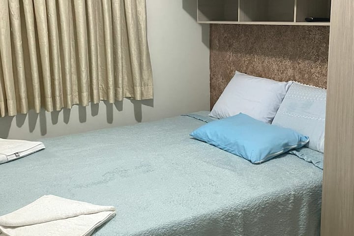 غرفة نوم مزدوجة مريحة بسرير كبير وخزانة ملابس واسعة.
