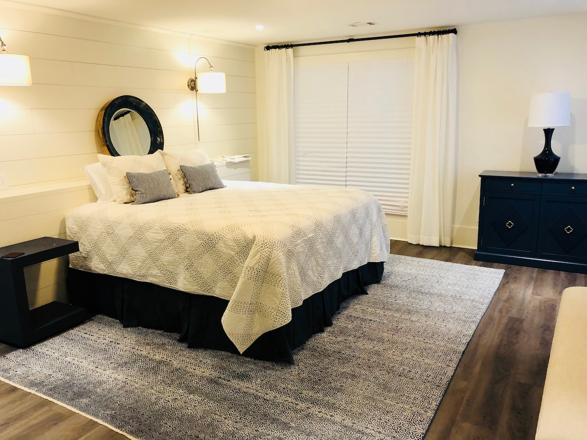 Spálňa v suteréne s neuveriteľne pohodlnou manželskou posteľou.