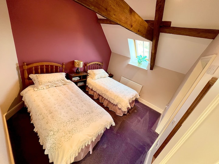 غرفة نوم تضم سريرين صغيرين 