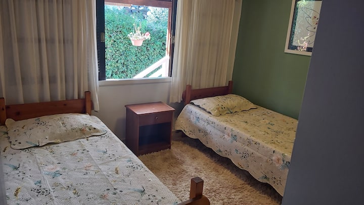 Dhomë teke, mund të bashkohem me krevatet dhe të formoj një krevat dopio!