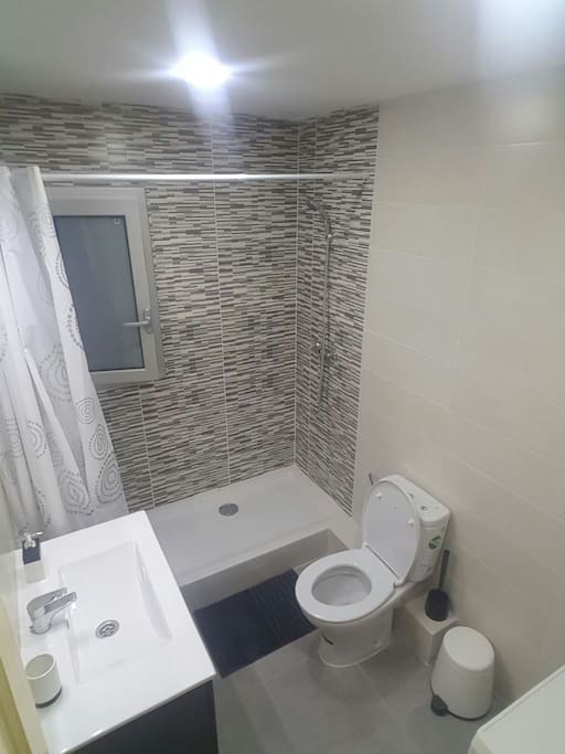 Amplio baño recién reformado