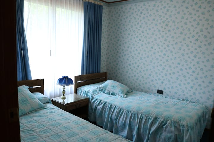 חדר שינה 2 
2 מיטות יחיד עם ארון