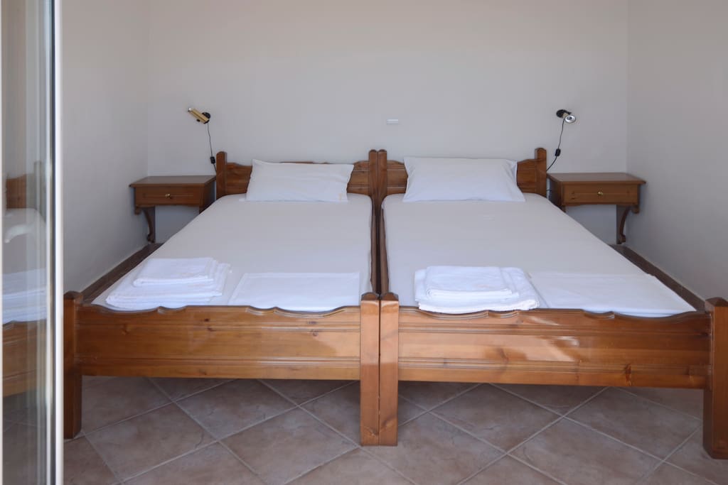 Bedroom (2 single beds)