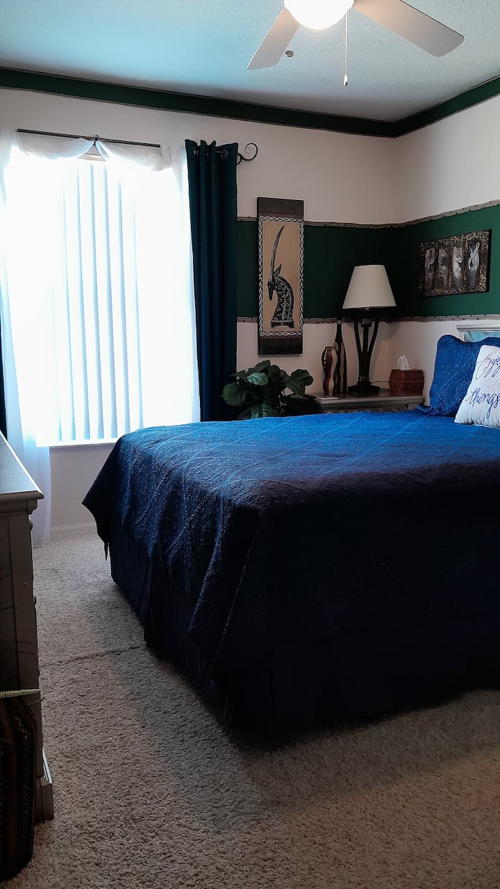 Ორადგილიანი საწოლი ორადგილიანი. მყუდრო, სუფთა 
და კომფორტული. მდებარეობს მე-2 სართულზე. Აღჭურვილია მინი-მაცივრითა და ოთახის გასაღებით თქვენი კომფორტისთვის. 