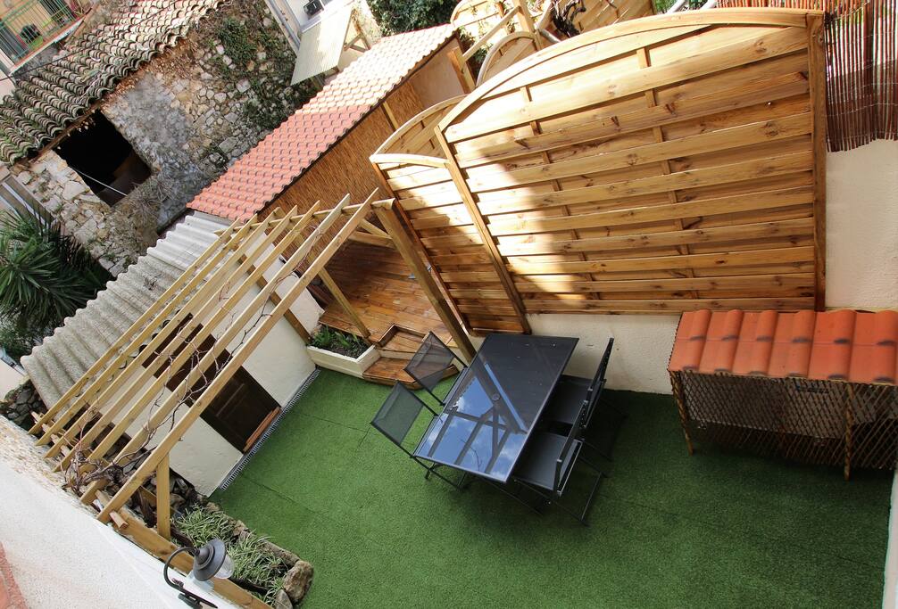 la cour et la terrasse