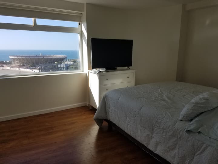 Chambre principale : lit King Size et câble/télévision CONNECTÉE dans la chambre principale 