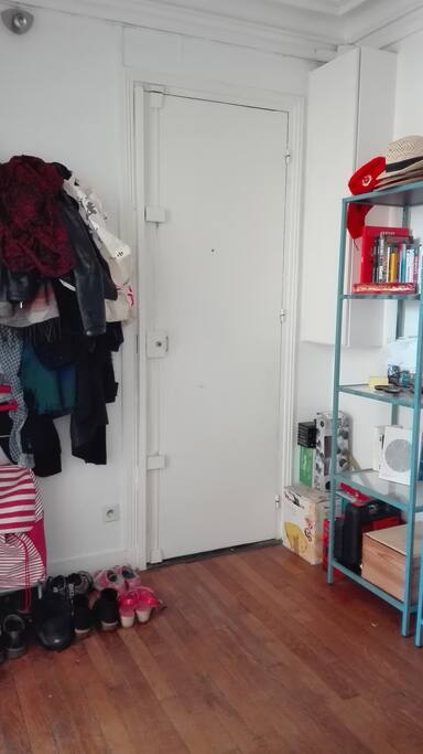 L'entrée avec porte-manteaux, coin chaussures