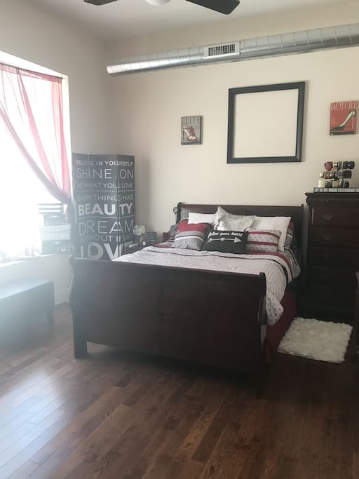 Bedroom (Queen Size Bed)