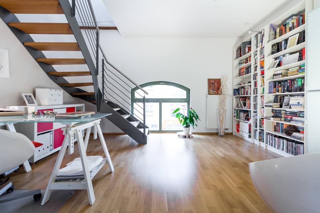 Galerie mit Arbeitsplatz und Bibliothek