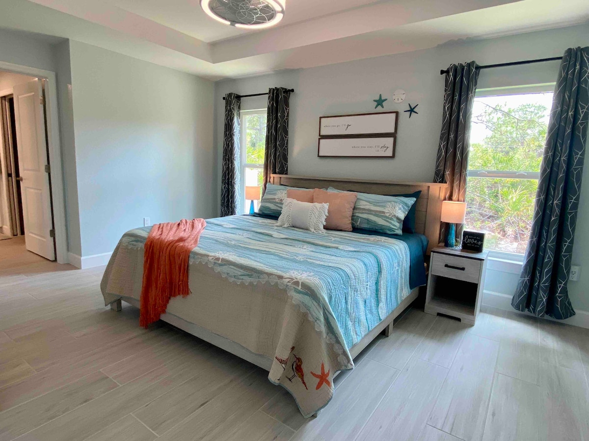 Chumba cha kulala cha kiwango cha juu kilicho na kitanda aina ya king