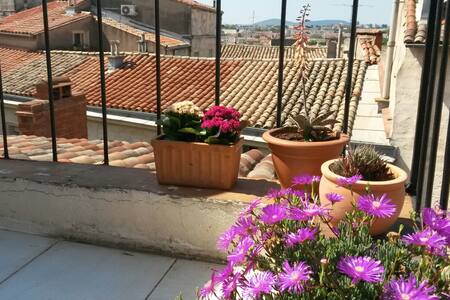 Atypical charming studio with a sunny roof terrace