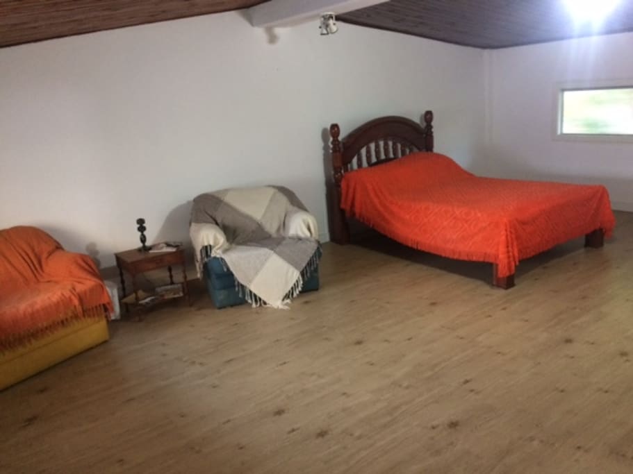 Quarto Amplo com poltronas em frente a TV com NET