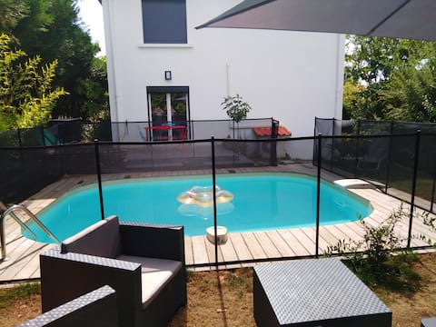 Independent ground floor, swimming pool and garden.