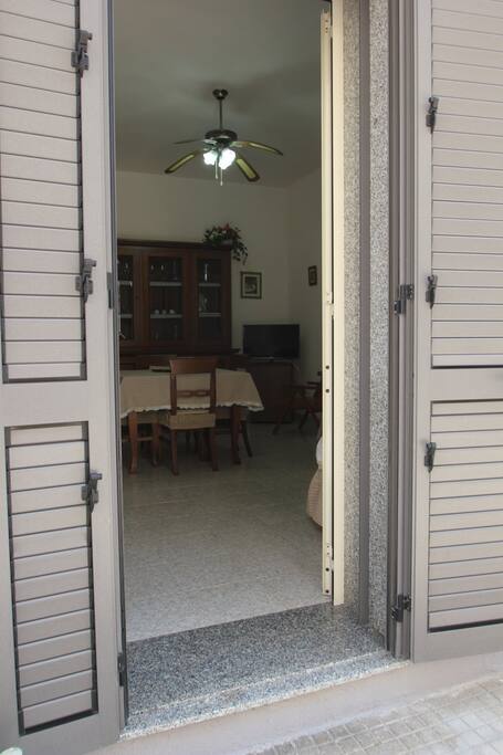L'ingresso dalla strada