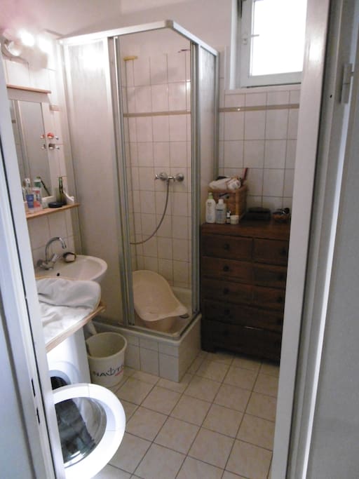 Wickeltisch, Babybadewanne