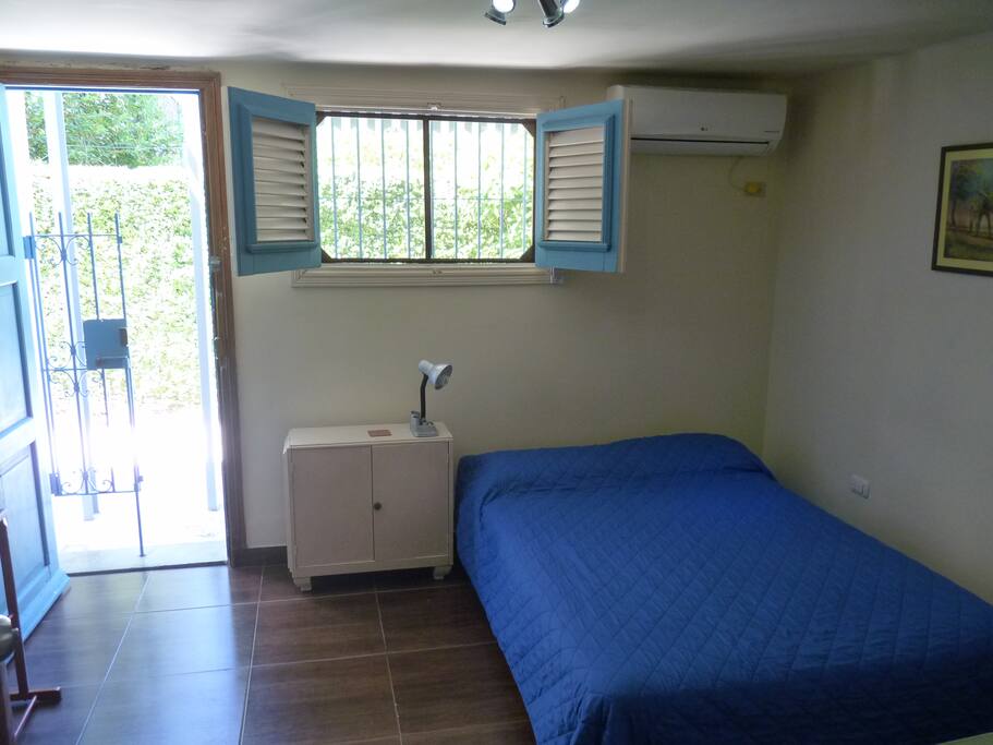ubicado en la planta baja de la casa con acceso directo al patio trasero