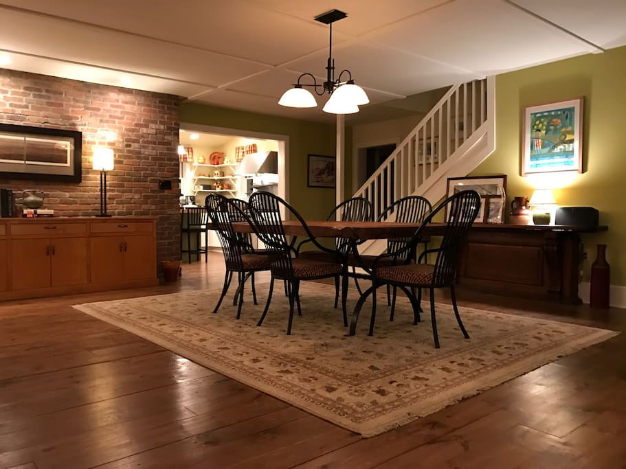 Indoor dining for 8+