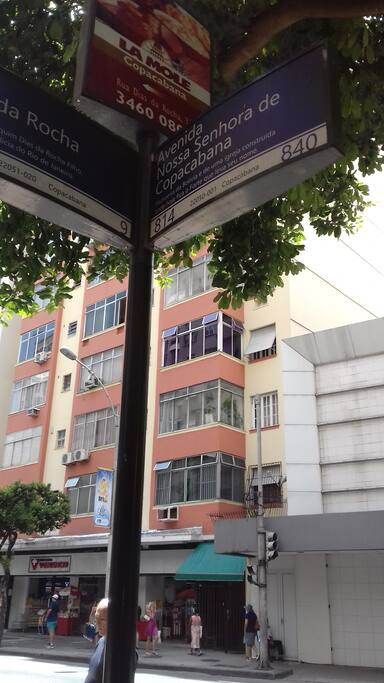 Fachada do prédio na Av. Copacabana