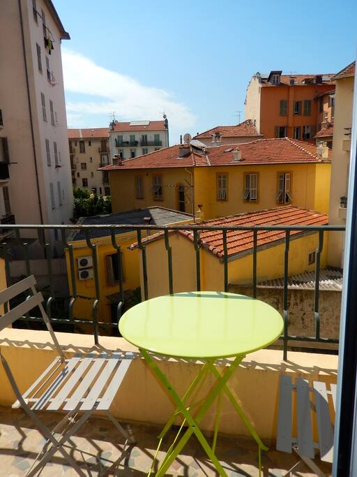 Petit balcon où vous pouvez prendre le petit déjeuner