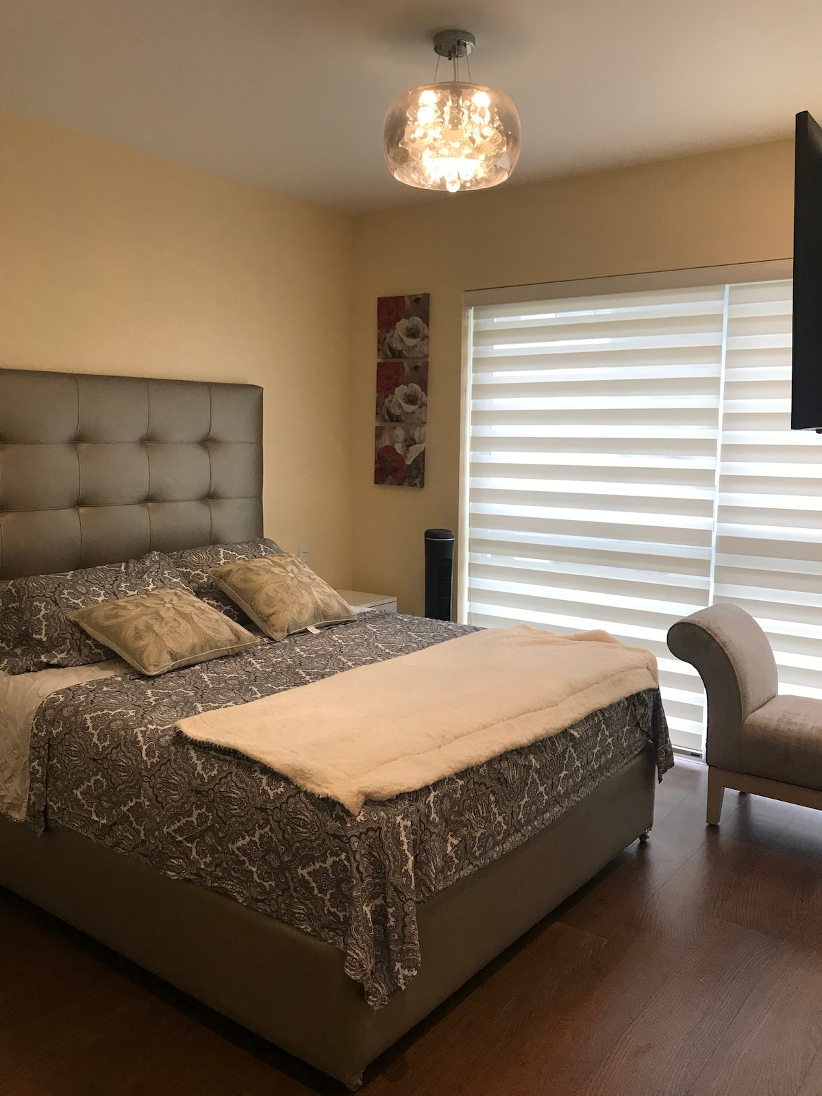 Основна спалня(голямо двойно легло  и дрешник