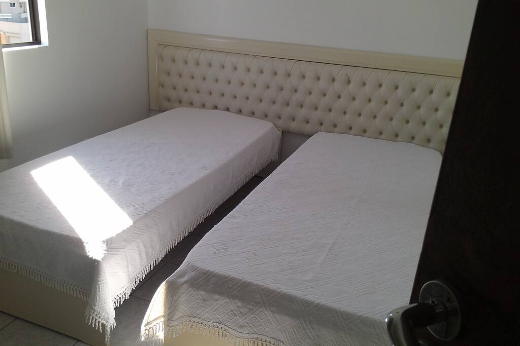 Quarto de solteiro com 2 camas