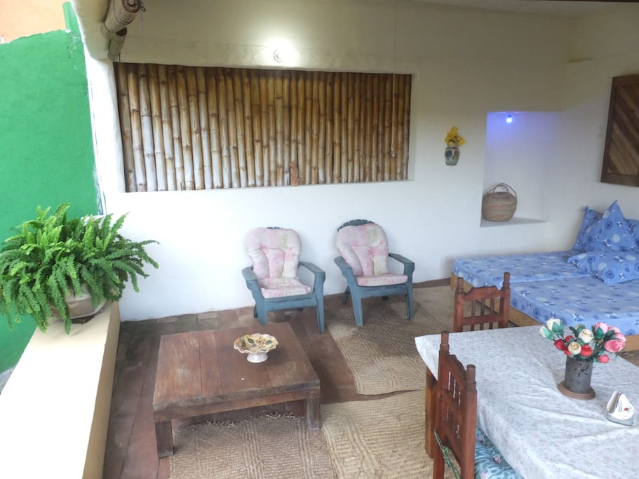 Sala with dining table