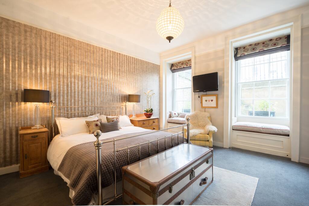 Large, spacious superking bedroom. This bed has been chnaged to a zip link superking bed so it can also be 2 singles. Please note it's now a different bed than in this picture