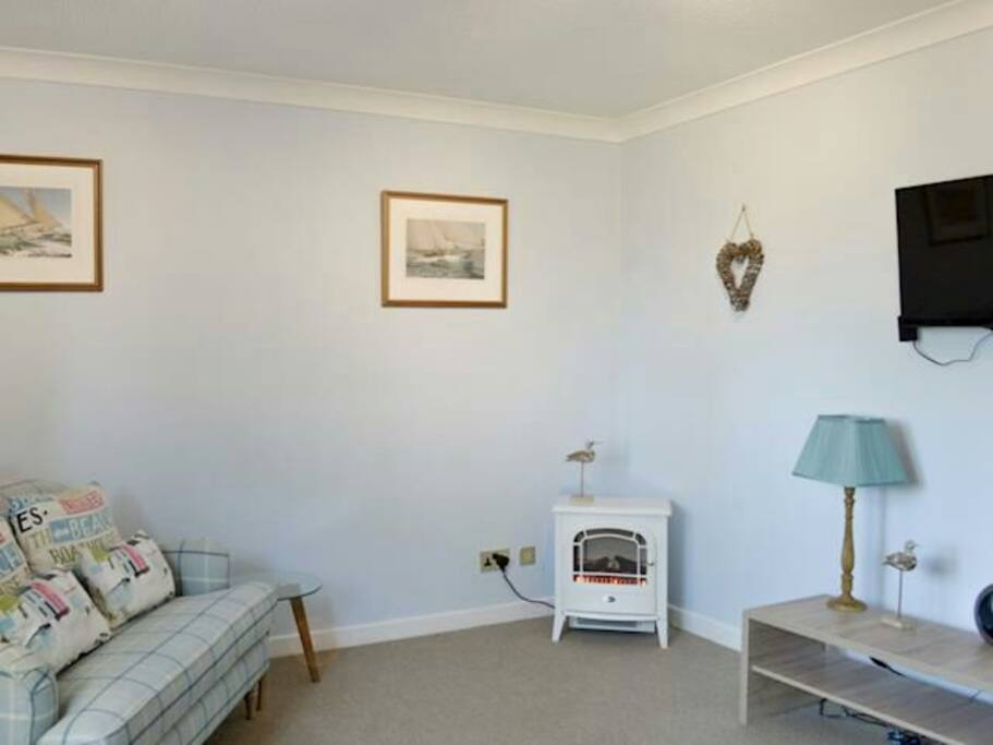 lounge of cottage has DVD and CD player
