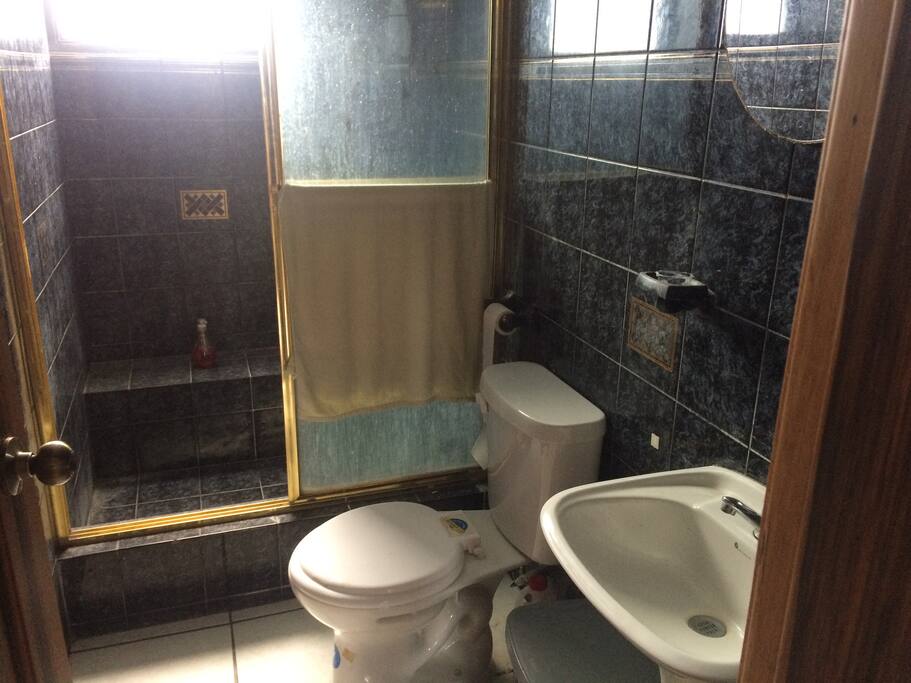 Baño compartido con agua caliente.