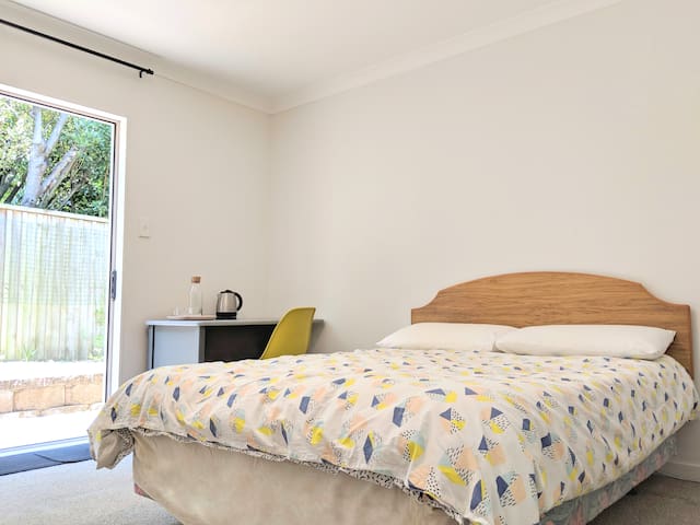 Modern private bathroom/bdrm/entry @One Tree Hill