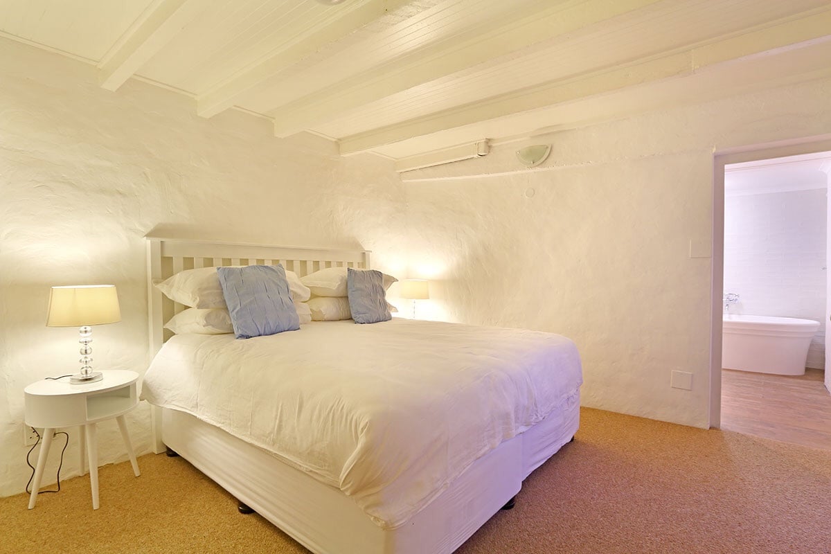 Dormitorio 5 Planta Baja con propio patio pequeño y se encuentra en el mismo nivel que la piscina.  

La cama puede ser de 180 cm o una cama individual