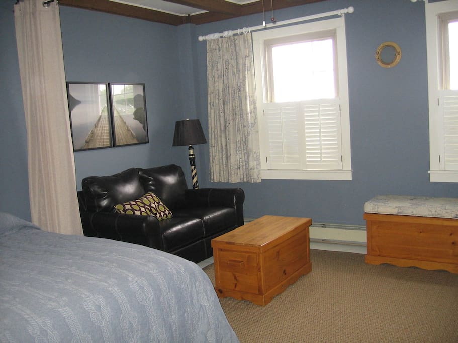 Charming Seaside Studio Apartment
