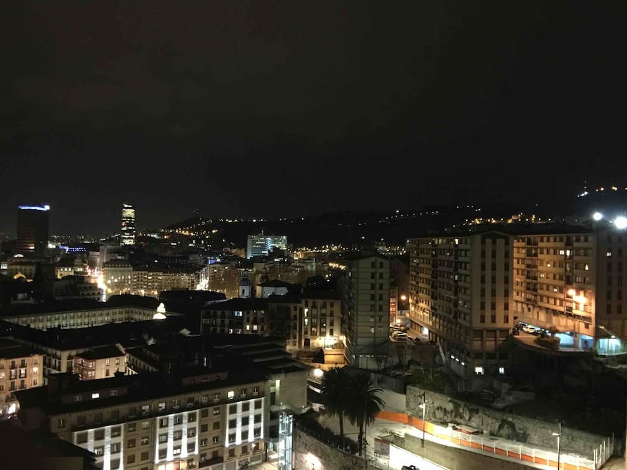 Night views of the Old Town and the Center of Bilbao from the terrace
- Vistas por la noche del Casco Viejo y Centro de Bilbao desde la terraza.