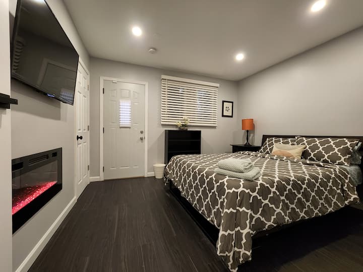 Chumba cha kulala cha ghorofa ya chini #2 na kitanda cha ukubwa wa MALKIA na TV na meko ya umeme.