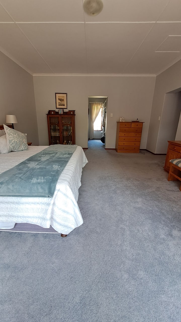 חדר רחצה צמוד וחדר ארונות