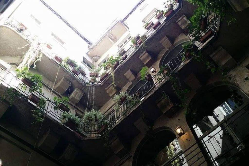 La cour intérieure que vous devrez traverser pour accéder à l'appartement. Sans exagérer, la quiétude de cette cour est à couper le souffle.